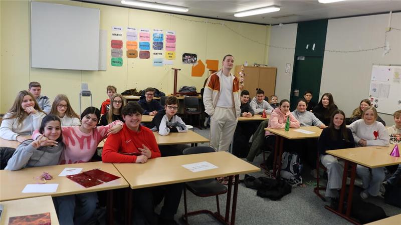 „Out – Gefangen im Netz“: Klassenzimmerstück an der Oberschule Den Oberschülern der achten Klassen führt Ole Riebesell (Mitte) das Solostück im Klassenzimmer "Out - Gefangen im Netz" vor.