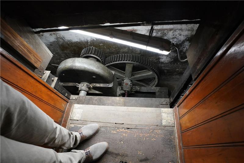 Den Recherchen eines Kunsthistorikers ist es zu verdanken, dass ein alter Paternoster in einem Hamburger Geschäftshaus wieder entdeckt wurde. Nun wird das historische Teil wieder auf Vordermann gebracht.