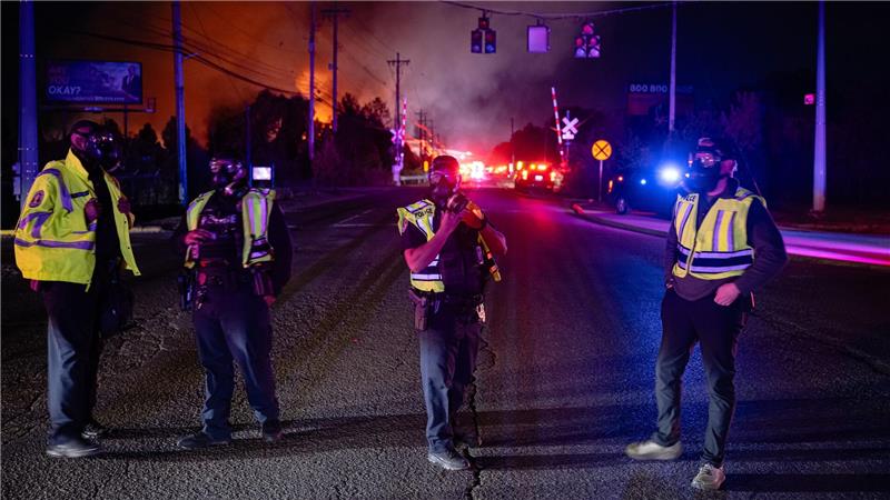 Mindestens sieben Tote bei Flugzeugabsturz in USA Den Rettungskräften dürfte eine lange Nacht bevorstehen.