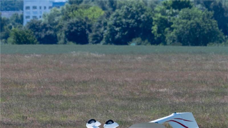 Den Sachschaden am Flugzeug schätzt die Polizei auf rund 50.000 Euro.