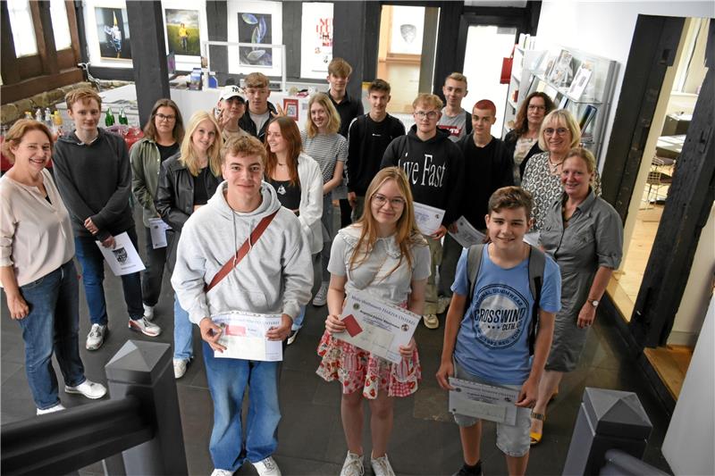 Den Siegern des Kunstwettbewerbs winken kleine Geldpreise und eine Jahresmitgliedschaft im Verein zur Förderung moderner Kunst (vorne v.li.): Linus Kühn belegt den zweiten, Angelina Wiedmann den ersten und Cristiano Dias Almeida den dritten Platz. Das kleine Bild zeigt das Siegermotiv.  Fotos: Kempfer