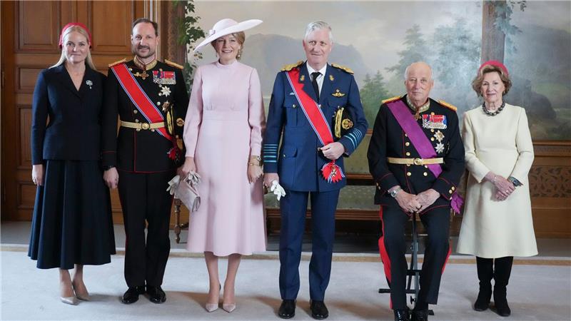 Den Staatsbesuch des belgischen Königspaares nutzt Kronprinzessin Mette-Marit (l) für ihren ersten offiziellen Auftritt seit Monaten. 
