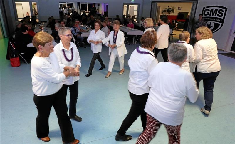 Viel los bei der Ü60-Party im Goslarer Jugendzentrum Den Startschuss gibt eine Tanzgruppe mit einer Vorführung. Foto: Neuendorf