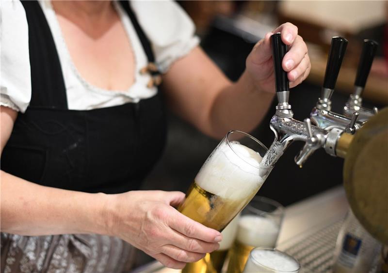Umsatz im Gastgewerbe weiterhin unter Vor-Corona-Niveau Den Umsatzniveaus der Vor-Corona-Zeit hinkt das Gastgewerbe in Deutschland weiterhin deutlich hinterher.