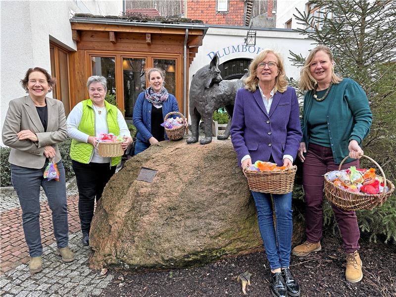Den Verkaufstart der Harzer Ostereier 2023 begleiten (v.l.) Walburga-Präsidentin Dorothée Prüssner, Lions-Mitglied Susanne Herweg, Vizepräsidentin Clarissa Briesner, Kerstin Junicke und Frauke Wagner vom Clubhilfswerk. Fotos: Schlegel