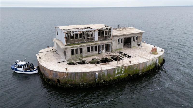 Mit Vogelkot und Rost: Mini-Insel vor Rügen wird versteigert Den Zustand des Gebäudes beschreibt das Auktionshaus als „marode“.
