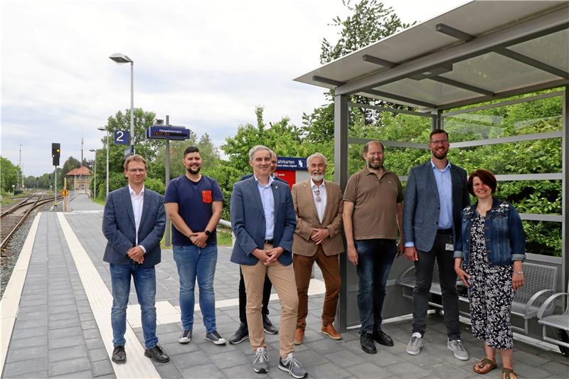 Den barrierefrei umgestalteten Bahnhof Münchehof präsentiert ein Team von Bahnvertretern und Kommunalpolitikern. Mit dabei Ralf Sygusch, Verbandsdirektor des Regionalverbands Großraum Braunschweig (3. v. li.) und Tobias Festerling (7. v. li.), Leiter Bahnhofsmanagement Braunschweig/Göttingen. Foto: Jambrek