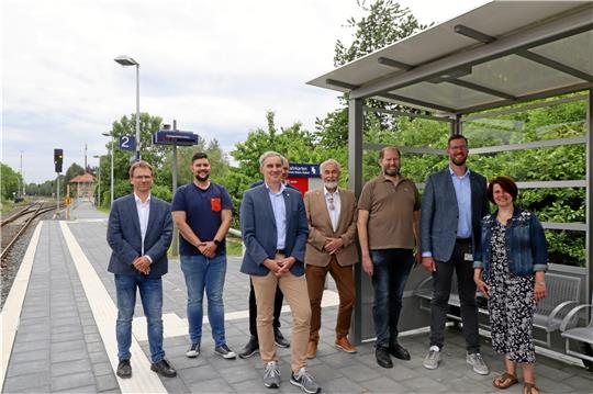 Den barrierefrei umgestalteten Bahnhof Münchehof präsentiert ein Team von Bahnvertretern und Kommunalpolitikern. Mit dabei Ralf Sygusch, Verbandsdirektor des Regionalverbands Großraum Braunschweig (3. v. li.) und Tobias Festerling (7. v. li.), Leiter Bahnhofsmanagement Braunschweig/Göttingen. Foto: Jambrek
