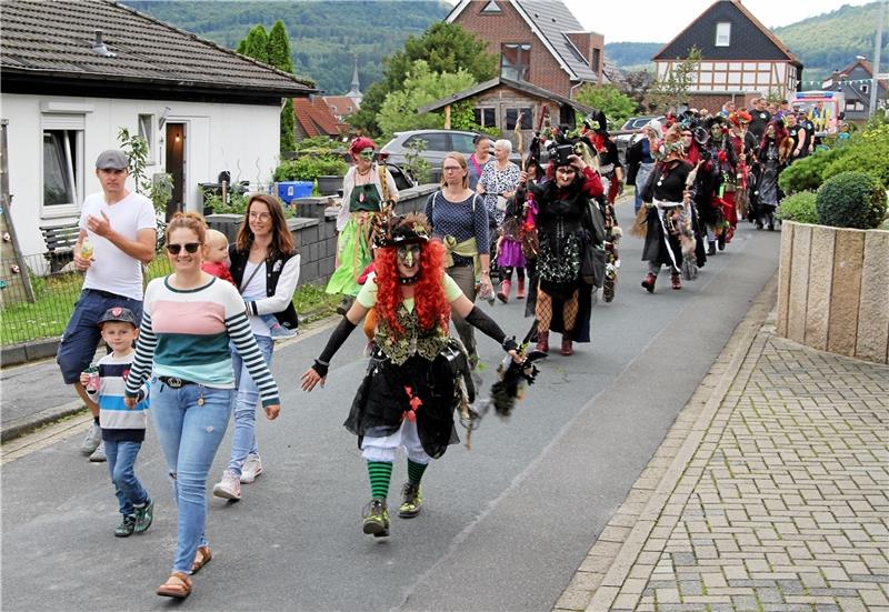 Den bunten Festumzug machen die Wolfshäger Hexen in ihren Kostümen noch ein wenig bunter. Foto: Hohaus