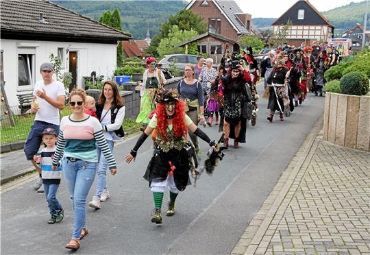 Den bunten Festumzug machen die Wolfshäger Hexen in ihren Kostümen noch ein wenig bunter. Foto: Hohaus