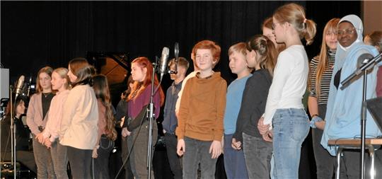 Den durch Europa spazierenden Elefanten besingt  vielstimmig und -sprachig die Chor-AG des Jacobson-Gymnasiums. Foto: Heine