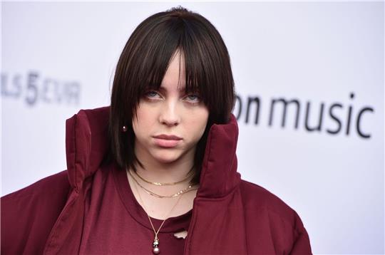 Den finsteren Blick hat Billie Eilish bereits perfektioniert - in einer Amazon-Serie darf die Sängerin jetzt mehr von ihrer dunklen Seite zeigen.