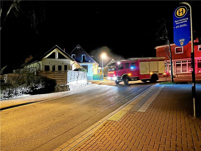 Den ganzen Dienstagabend eilt die Feuerwehr mit Einsatzfahrzeugen durch die Stadt und sucht den 98-Jährigen – während der friedlich aber unentdeckt in einem Zimmer des Seniorenheims schläft.  Foto: Schlegel
