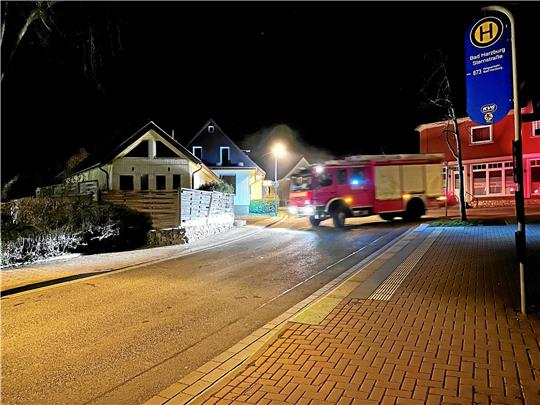 Den ganzen Dienstagabend eilt die Feuerwehr mit Einsatzfahrzeugen durch die Stadt und sucht den 98-Jährigen – während der friedlich aber unentdeckt in einem Zimmer des Seniorenheims schläft.  Foto: Schlegel