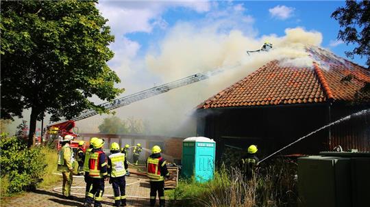 Den gefährlichen Brand an der Rehbergklinik bekämpfen die Einsatzkräfte, ohne zu Schaden zu kommen.