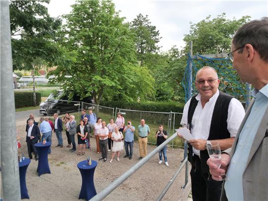 Den letzten Nagel wird der Bauherr einschlagen, also Clemens Ahrens als Geschäftsführer der Lebenshilfe Goslar (r.). Mit ihm auf dem Baugerüst Thomas Krause von der ausführenden Firma Holzbau Meinholz. Foto: Potthast