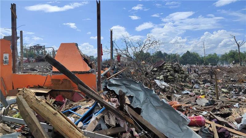 Den lokalen Berichten zufolge wurden bei der Explosion auch zahlreiche Wohnhäuser in der Umgebung beschädigt. 