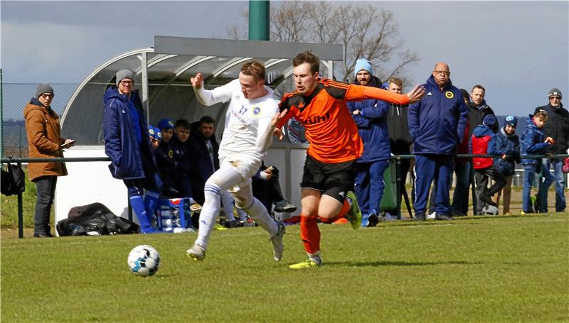 Dieser Fußball-Mittwoch hat es in sich Den nächsten Gegner abschütteln: Jonas Lindemann (li.) und die TSG Bad Harzburg wollen zu Hause gegen den SC Hainberg weitere Punkte für den Klassenerhalt einsammeln. Foto: Epping