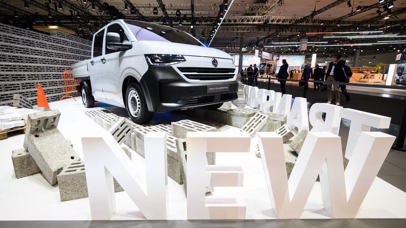 Den neuen VW Transporter wird es auch in einer Version mit offener Ladefläche geben.