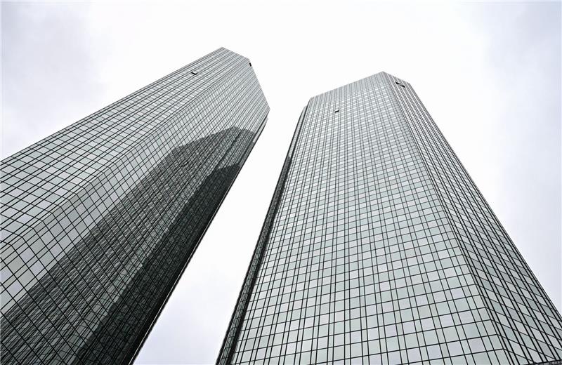 EY: Europas führende Banken schließen zur US-Konkurrenz auf Den nun veröffentlichten EY-Berechnungen zufolge kletterte der Nettogewinn der nach Bilanzsumme zehn größten Banken in Europa, zu denen als einziges deutsches Institut die Deutsche Bank zählt, im ersten Halbjahr zum Vorjahreszeitraum um 80 Prozent auf fast 75 Milliarden Euro.