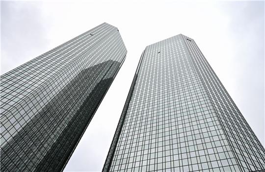 Den nun veröffentlichten EY-Berechnungen zufolge kletterte der Nettogewinn der nach Bilanzsumme zehn größten Banken in Europa, zu denen als einziges deutsches Institut die Deutsche Bank zählt, im ersten Halbjahr zum Vorjahreszeitraum um 80 Prozent auf fast 75 Milliarden Euro.