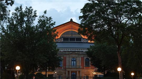 Den öffentlichen Haushalten geht es schlecht - die Bayreuther Festspiele müssen deshalb sparen. (Archivbild)