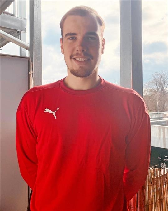 Den roten Pullover nimmt der gebürtige Bad Harzburger Tim Zechel als erstes Souvenir von einem Nationalmannschaftslehrgang mit. Foto: Privat