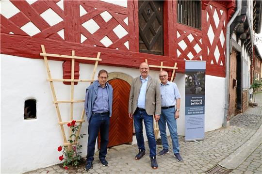 Den sanierten großen Hopfenspeicher in der Hornburger Dammstraße präsentieren in einem Pressegespräch vor der Eröffnung (v. li.): Klaus-Kämpfe-Burghardt, Andreas Memmert und Professor Dr. Edmund Brandt. Foto: Jambrek