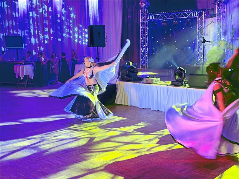Frühlingsball: Braunlage tanzt durch 1001 Nacht Den schwungvollen Auftakt des Abends gestaltet die orientalische Tanzgruppe Durdana aus Barby. Foto: Eggers