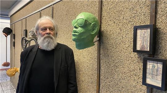 Denis Stuart Rose vor der Skulptur „Der Vordermann“ in der Rathaus-Galerie.