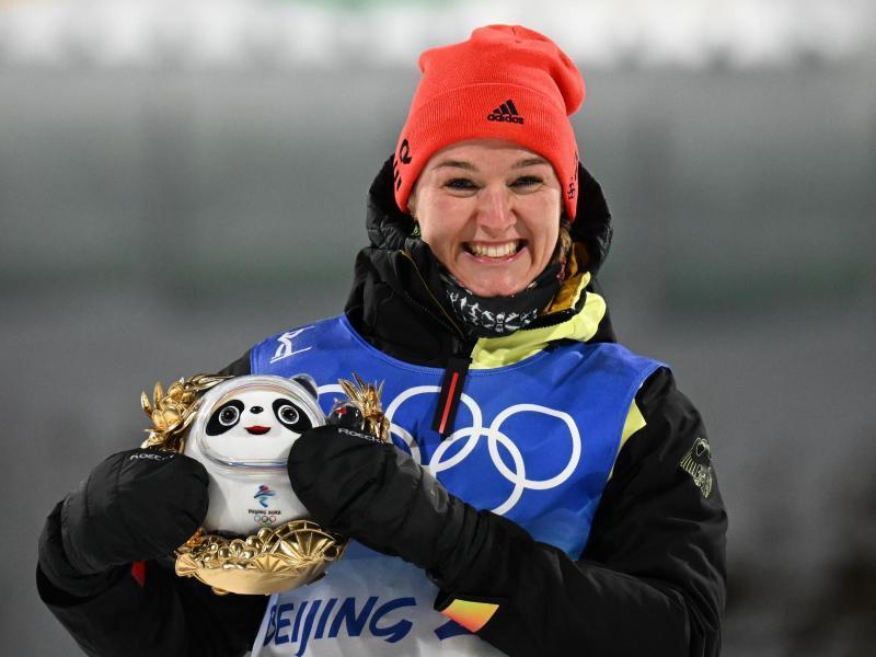 Herrmann zeigt es mit Gold-Coup allen: «Das perfekte Rennen» Denise Herrmann freut sich bei der Flower Ceremony über den Gewinn der Goldmedaille. Foto: Hendrik Schmidt/dpa-Zentralbild/dpa