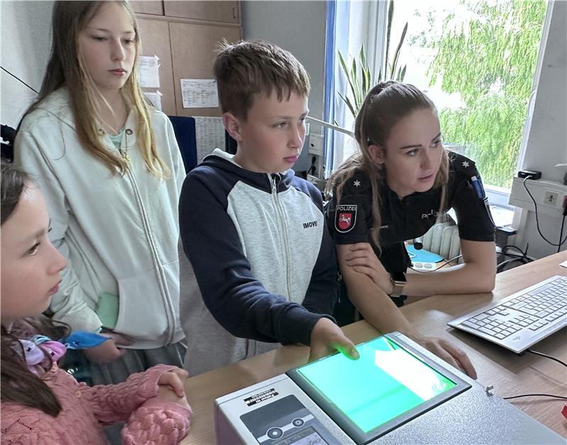 Denise Volkmer nimmt den kleinen Gästen die Fingerabdrücke ab.
