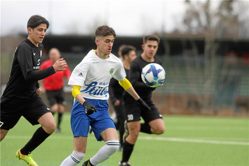 Deniz Sevim (M.) von den A-Junioren der TSG Bad Harzburg entwischt seinem Gegenspieler aus Salzgitter. Die TSG behält im Kellerduell mit 3:1 die Oberhand. Foto: Gietemann