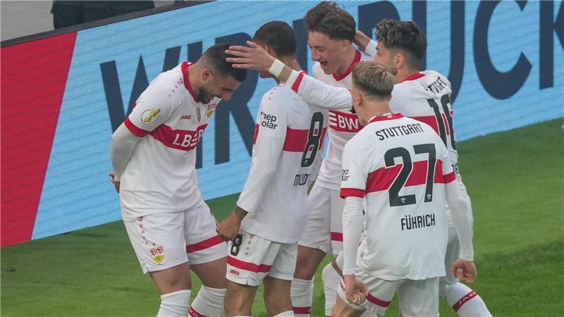 Lange Party-Nacht: VfB mit Cup-Triumph gegen Arminia-Helden Deniz Undav freut sich mit seinen Teamkollegen über das 3:0.