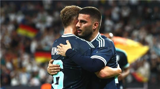 Deniz Undav (r) nach seinem Kopfballtor beim Jubel mit Flankengeber Joshua Kimmich.