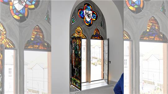 Denkmal, Denkmal in der Wand: Wie kann es sein? Goslar ist gespannt. Das Rathaus öffnet nach innen. Foto: Heine