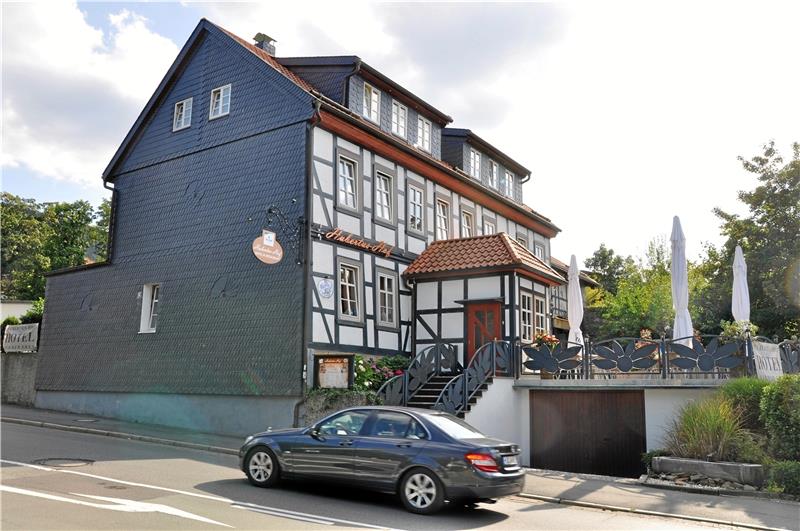 Denkmalgeschützt und zentral am Eingang des Areals gelegen: Wie kommt der „Hubertus Hof“ mit den künftigen Nachbarn zurecht?  Foto: Heine