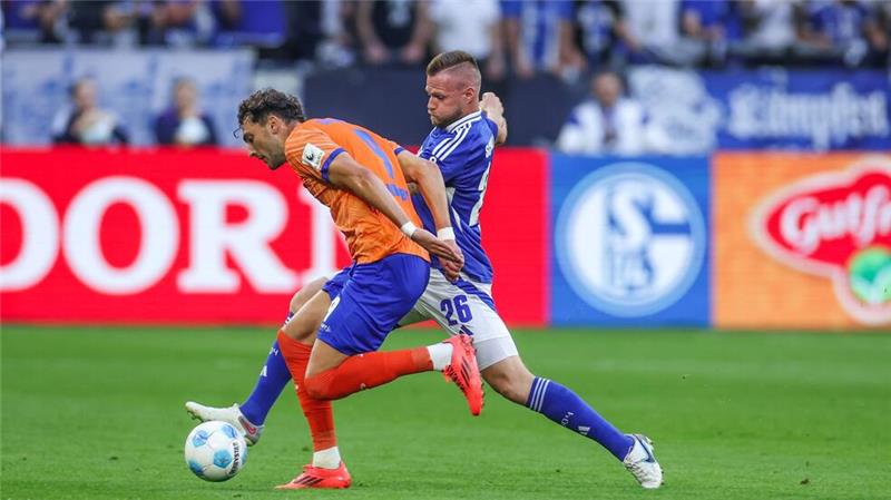 Schalke verliert nach 3:0-Führung noch gegen Darmstadt Denkwürdige Niederlage: Schalke verspielt ein 3:0 und verliert 3:5 gegen Darmstadt.