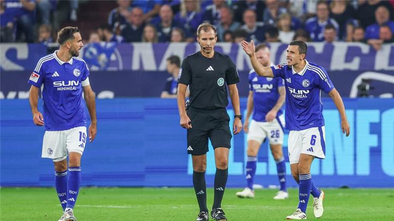 Schalke verliert nach 3:0-Führung noch gegen Darmstadt Denkwürdige Niederlage: Schalke verspielt ein 3:0 und verliert 3:5 gegen Darmstadt.