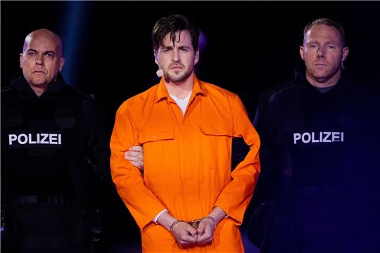 Denkwürdige Szenen: In der RTL-Inszenierung von „Die Passion“ wird Jesus - alias Alexander Klaws - von deutschen Polizisten verhaftet. Foto: Rolf Vennenbernd/dpa