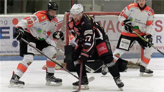 Dennis Arnold (M.) und die Harzer Falken treffen im ersten Regionalliga-Heimspiel am 24. Oktober auf die Crocodiles Hamburg.