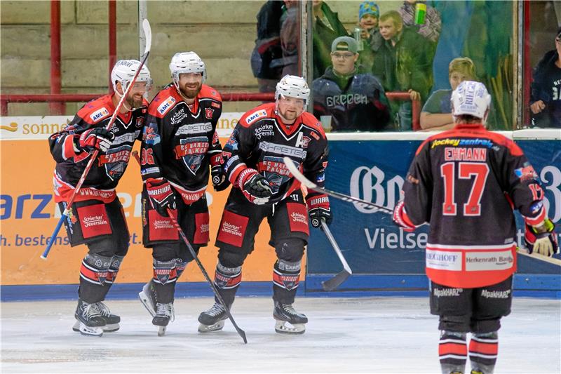 Derbysieg für die Harzer Falken: 4:1 in Salzgitter Dennis Arnold (r.) eröffnet in Salzgitter den Torreigen für die Falken, Ruven Bannach (M.) beschließt ihn. Kapitän Petr Chaloupka legt einen Treffer vor. Foto: Drechsler