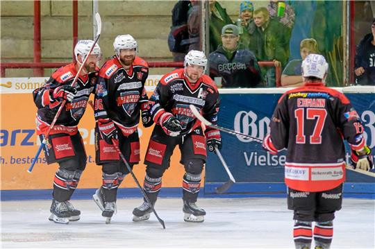 Dennis Arnold (r.) eröffnet in Salzgitter den Torreigen für die Falken, Ruven Bannach (M.) beschließt ihn. Kapitän Petr Chaloupka legt einen Treffer vor. Foto: Drechsler