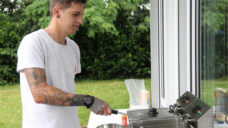 Leukämie: 350 Spender wollen Julian (13) aus Langelsheim helfen Dennis Blech frittiert Pommes für die Spender.