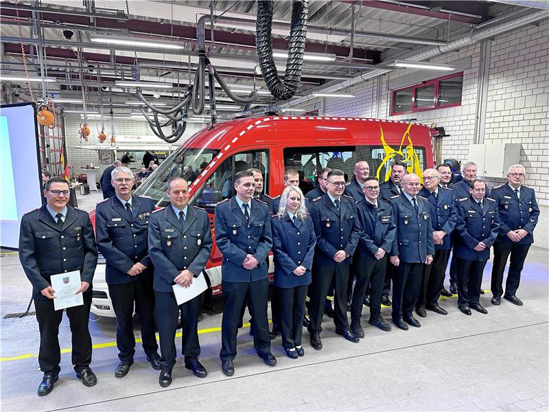 Dennis Kronjäger, Kreisbrandmeister Uwe Fricke, Ortsbrandmeister Norman Wieczorek (v.l.) sowie Stadtbrandmeister Axel Breu-stedt und Bürgermeister Ralf Abrahms (v.r.) mit den Geehrten und Beförderten der Freiwilligen Ortsfeuerwehr Bad Harzburg.