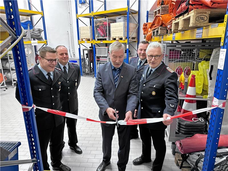 Dennis Kronjäger, Norman Wieczorek, Ralf Abrahms, der stellvertretende Stadtbrandmeister Marcus Saß und Stadtbrandmeister Axel Breustedt (v.l.) eröffnen den Gerätehausanbau.