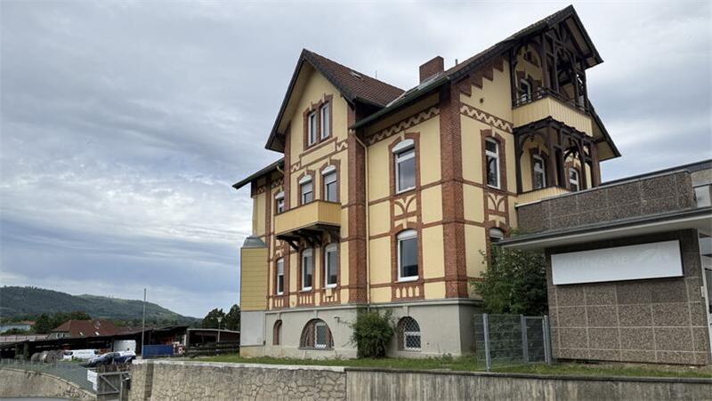 Das Foto zeigt eine alte Villa, es handelt sich um das alte Verwaltungsgebäude der Bad Harzburger Stadtwerke. 