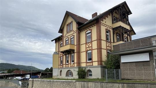 Das Foto zeigt eine alte Villa, es handelt sich um das alte Verwaltungsgebäude der Bad Harzburger Stadtwerke. 