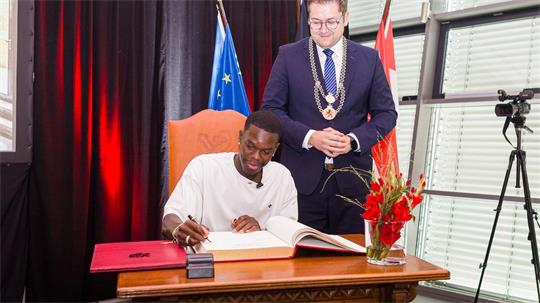 Dennis Schröder hat sich nun schon mehrmals ins Goldende Buch der Stadt Braunschweig eingetragen. 