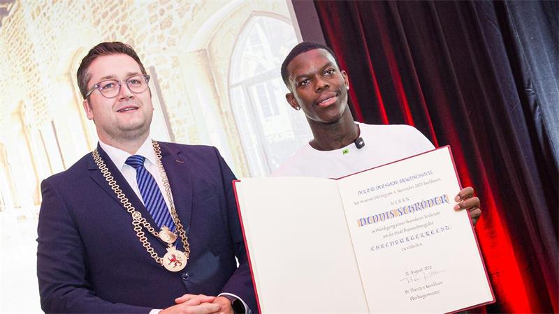 Dennis Schröder ist nun Ehrenbürger von Braunschweig. 